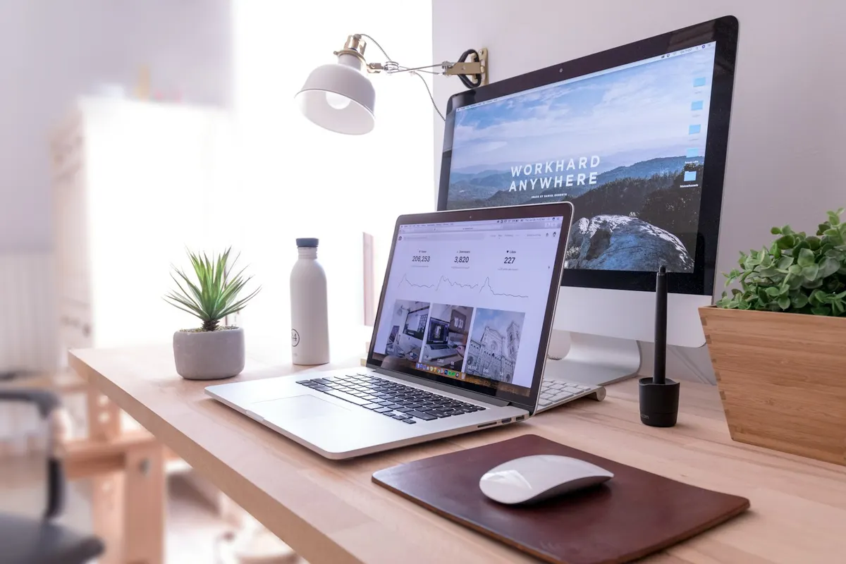 Bureau avec ordinateur portable pour rédiger une annonce de location