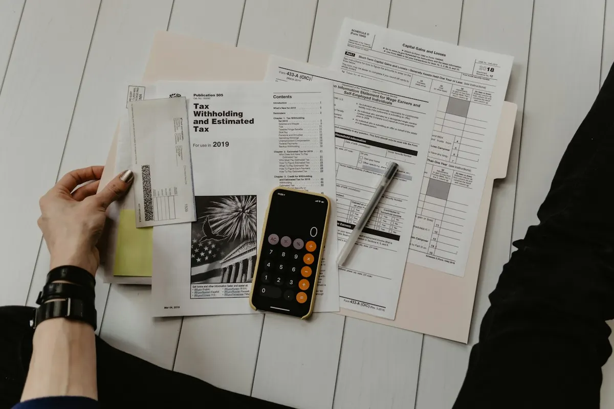 Documents administratifs et calculatrice sur un bureau