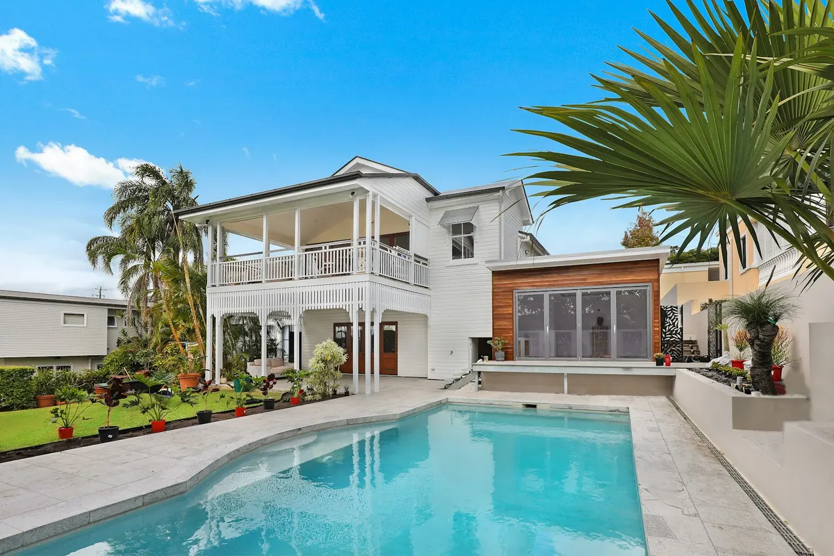 Maison blanche avec piscine prête pour la haute saison