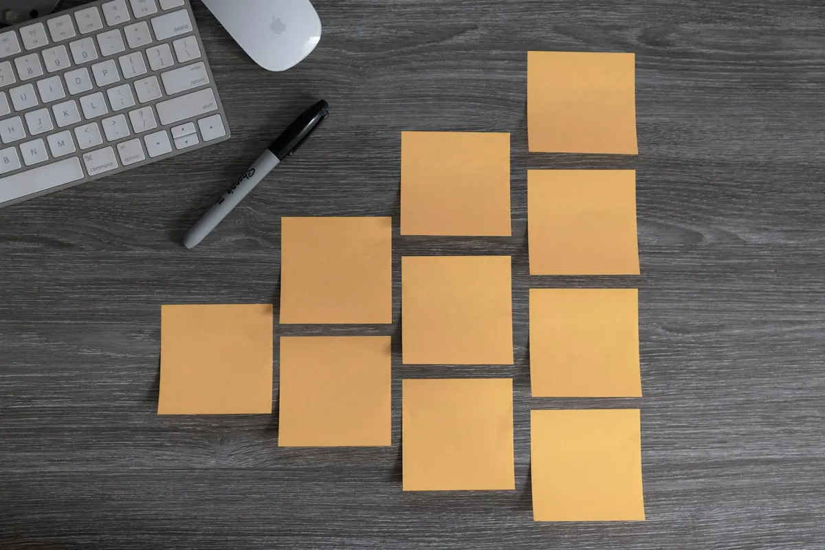 Notes adhésives d'organisation à côté d'un clavier