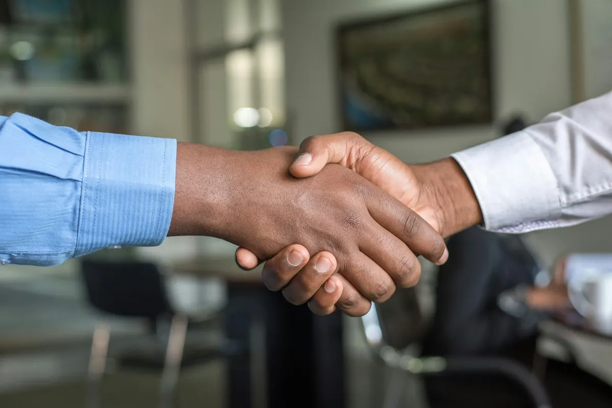Poignée de main symbolisant une relation de confiance
