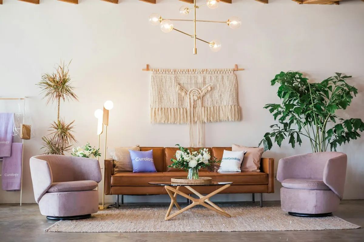Salon décoré avec plantes, fauteuils et suspension